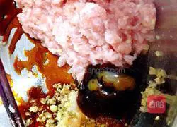 Illustration of making mushroom, pork and carrot dumplings 3