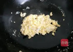  Illustration of how to make green onion and egg fried rice 4