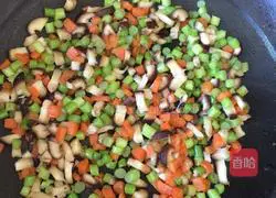 Illustration of how to make fried rice with shrimps and ham 5