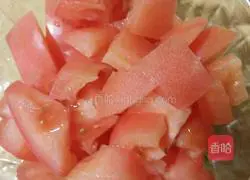 Illustration of how to make tomato, cucumber and egg fried rice 1