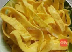 Illustration of how to make fried noodles with egg skin 3