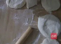 Illustration of home-style pork and pickled cabbage stuffed buns 5