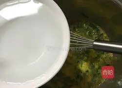 Illustration of how to make cilantro and green onion egg pancakes 3