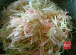 Illustration of how to make watermelon rind and pork stuffing dumplings 5