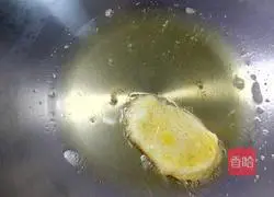 Illustration of how to make fried steamed bun slices 6