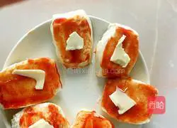 Illustration of how to make cheese and tomato baked steamed buns 4