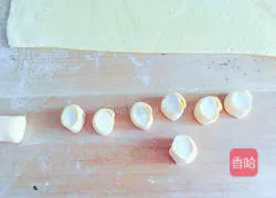 Illustration of how to make gold-rimmed rose steamed buns 4