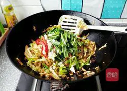 Illustration of how to make four fresh fried pancakes at home 7