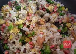 Illustration of how to make colorful egg fried rice 7