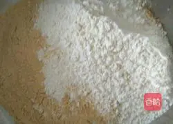 Illustration of how to make hand-rolled bean noodles 1