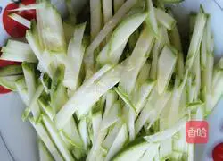 Illustration of how to make dumplings stuffed with zucchini and black fungus 1