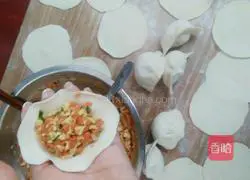 Illustration of how to make carotene stuffed dumplings 7