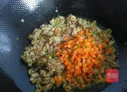Illustration of how to make fried rice with minced meat and vegetables 4