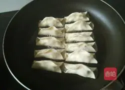 Illustration of how to make dumpling skin pot stickers 10