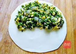 Illustration of how to make chives, shrimps and egg pancakes 8