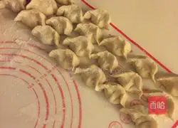 Illustration of making dumplings stuffed with sophora flower stuffing 13