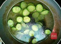 Illustration of how to make cucumber noodles 5