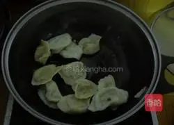 Illustration of how to make mutton and radish dumplings 9
