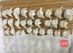 Illustration of how to make pickled cabbage and pork dumplings 7