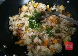 Illustration of how to make fried rice with floss and eggs 7