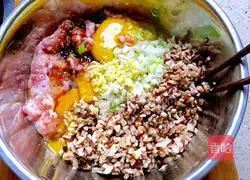 Illustration of how to make fresh meat wontons 5