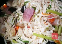 Fungi, carrot, bacon and braised noodles Practice illustration 9