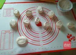 Illustration of how to make pork and pickled cabbage pie 8