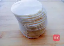 Illustration of how to make corn, carrot and pork dumplings 2