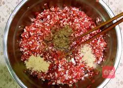 Illustration of making dumplings with mutton and zucchini stuffing 2