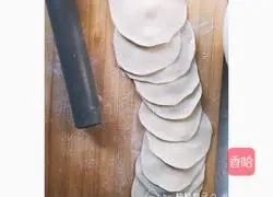 Illustration of how to make mushroom and beef dumplings 5