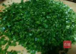 Chives, eggs and shrimps Illustration of how to make dumplings 4