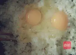 Illustration of how to make cured meat and mixed egg fried rice 9