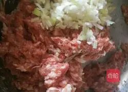 Illustration of how to make green pepper and meat dumplings 3