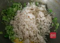 Illustration of how to make fried rice with cabbage and eggs 5