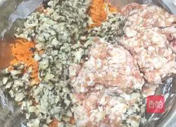 Illustration of how to make mushroom and carrot dumplings 1