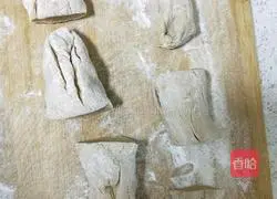 Illustration of how to make steamed buns with brown sugar bean paste filling 8