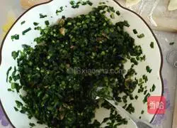 Illustration of how to make dumplings stuffed with diced chives and meat 3