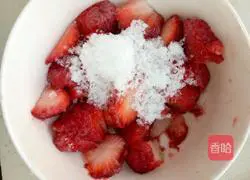 Illustration of how to make handmade strawberry glutinous rice balls 3