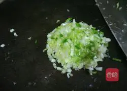 Illustration of how to make hot noodles and scallion pancakes 6