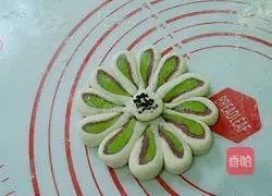 Illustration of how to make Sunflower Buns 15