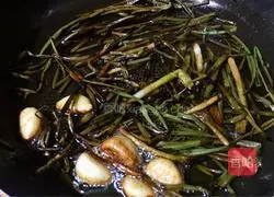 Illustration of how to make noodles with scallion oil 4