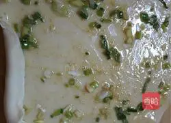 Illustration of how to make hot noodles with scallion pancakes 13