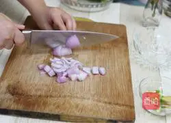 Illustration of how to make minced pork noodles 5