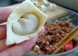 Illustration of how to make spicy and sour wontons 5