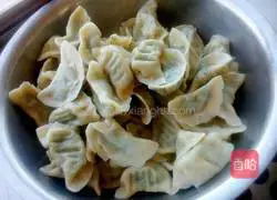 Illustration of how to make three fresh meat dumplings 11