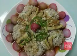 Illustration of how to make steamed meat cakes 14