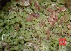 Illustration of how to make hot noodle kidney bean and pork buns 7