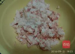 Illustration of how to make fresh meat and water chestnut dumplings 2