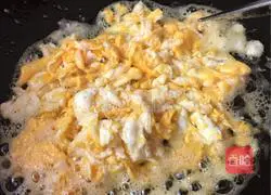 Illustration of how to make sausage and egg fried rice 5