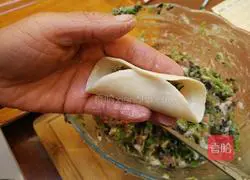 Crescent dumpling wrapping method illustration 3